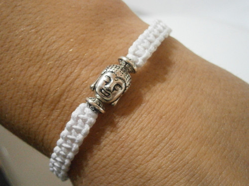 Bílý náramek s Buddhou (macramé) — foto 4