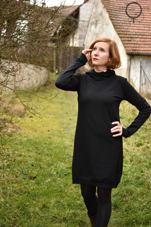 Šaty černé s kapucí, vel. S — foto 2