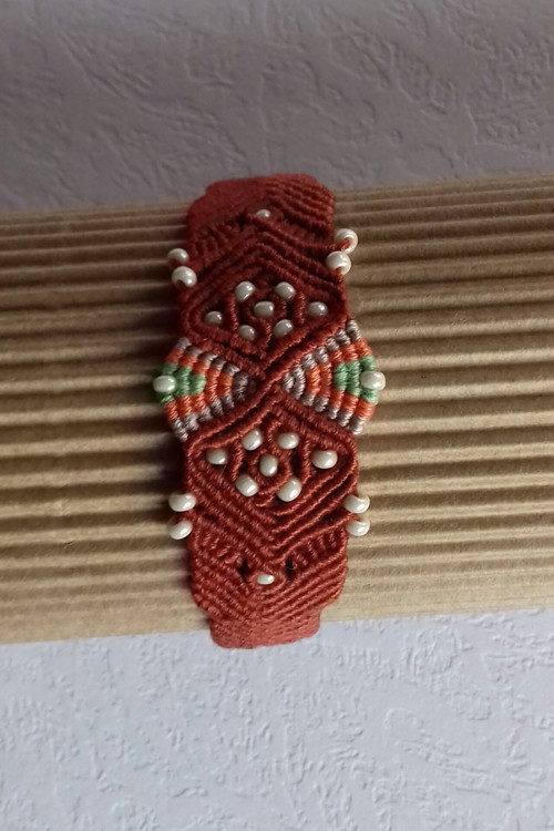 Drhaný náramek s korálky — foto 3