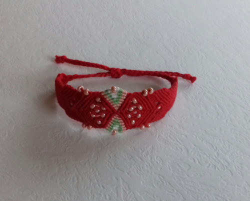 Drhaný náramek s korálky — foto 2