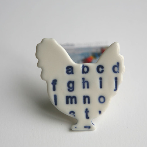 Sečtělá Slepice Blue (porcelánová brož) — foto 2