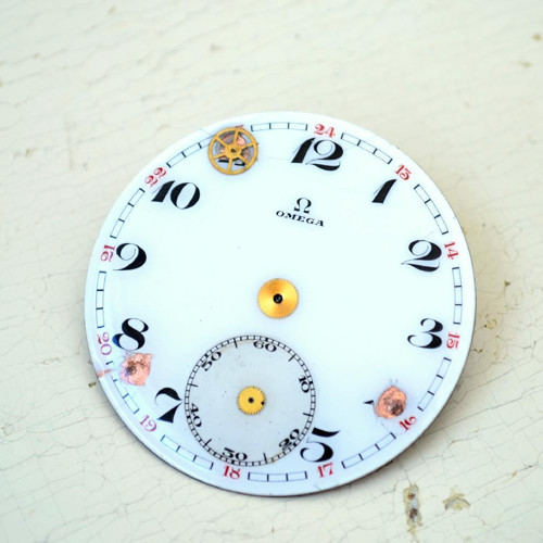 OMEGA, ciferníková brož, steampunk — foto 3