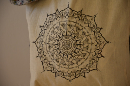 ...černá mandala na béžové... — foto 2