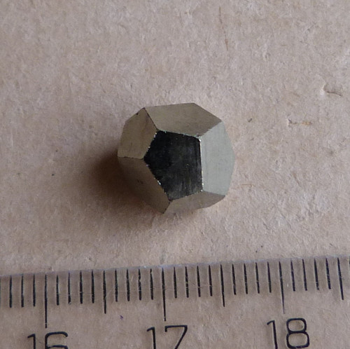 Pyrit krystal - 1 cm — foto 2