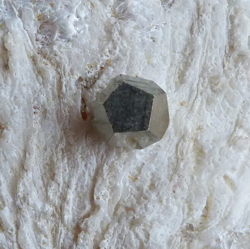Pyrit krystal - 1 cm — foto 3