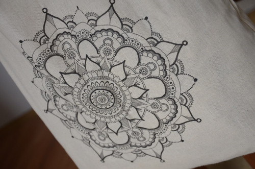 ...černá mandala na béžové... — foto 5