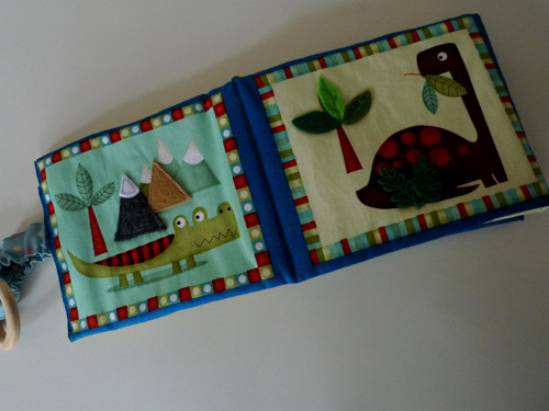 Leporelo s dinosaury a auty — foto 3