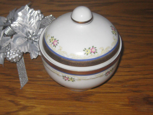 Porcelánová dózička - jemné kvítky — foto 2