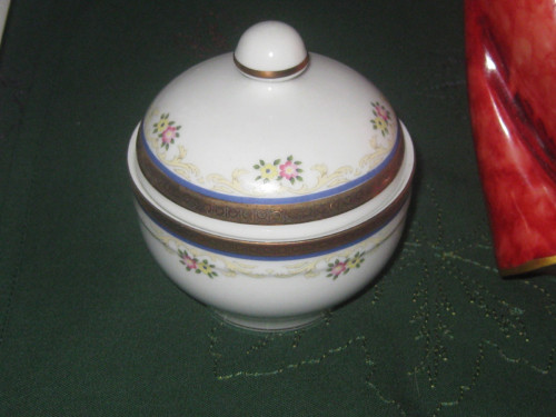 Porcelánová dózička - jemné kvítky — foto 3