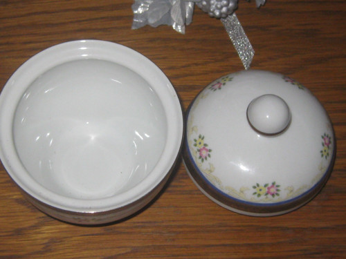 Porcelánová dózička - jemné kvítky — foto 4