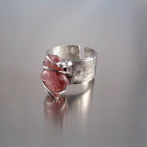 Minimalistický prsten se surovým spinelem — foto 3