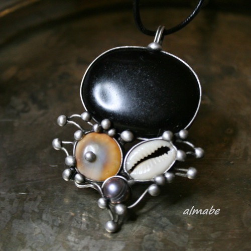 Ochranný štít - obsidián, operculum, mušle — foto 2