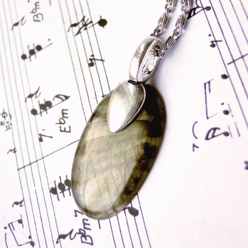 Náhrdelník s priehľadným labradoritom — foto 3