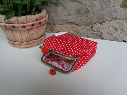 Bílé puntíky a červené růže — foto 3