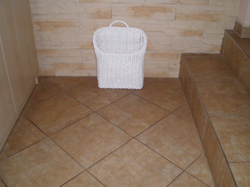 Bílý závěsný koš — foto 2