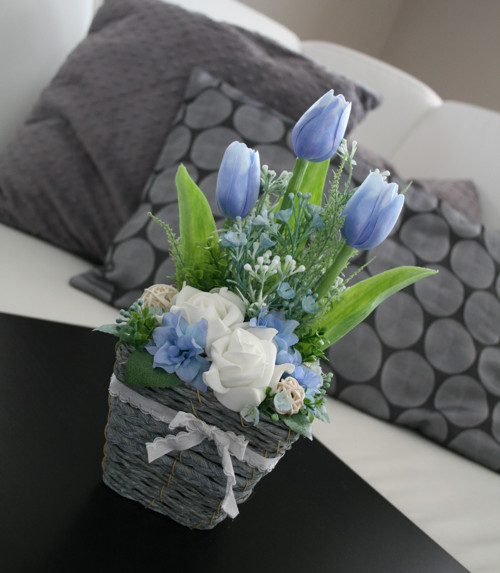 Tulipány v proutěném košíku v modré — foto 2