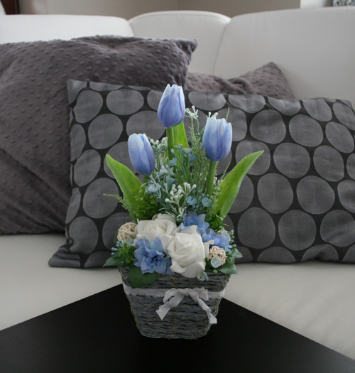 Tulipány v proutěném košíku v modré — foto 3