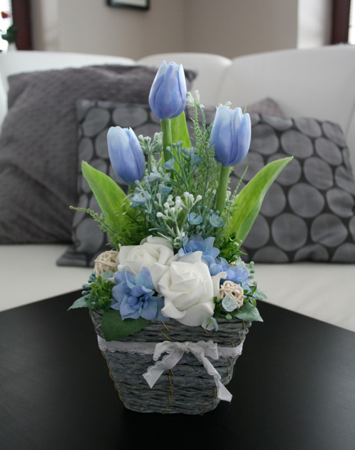 Tulipány v proutěném košíku v modré — foto 6