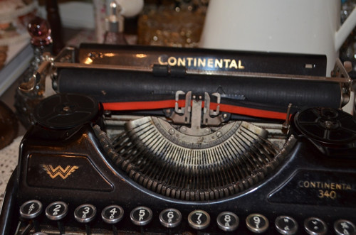 Historický přenosný psací stroj Continental — foto 4