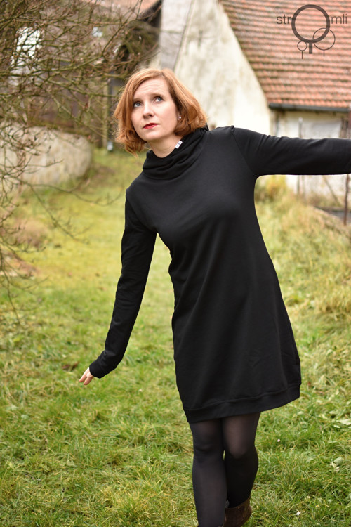Šaty černé s kapucí, vel. S — foto 3