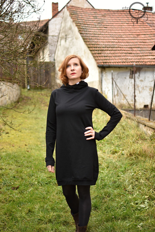 Šaty černé s kapucí, vel. L — foto 2