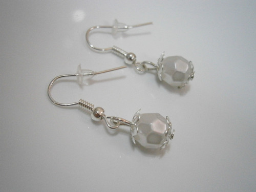 Elegantní bílé náušnice — foto 2