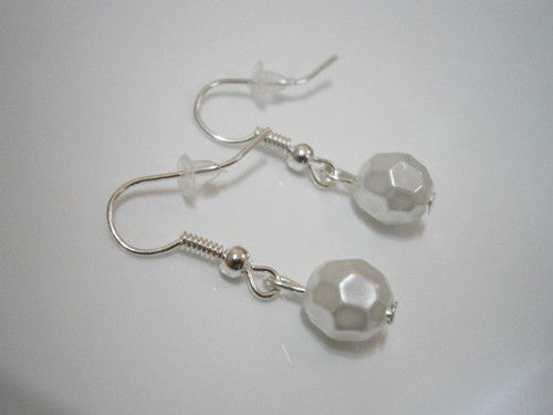 Elegantní bílé náušnice — foto 3