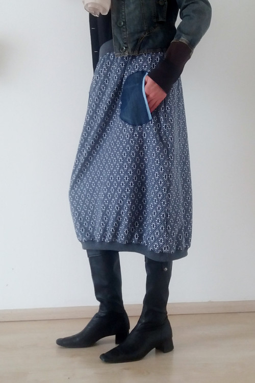 Dlouhá úpletová sukně s kapsama — foto 3