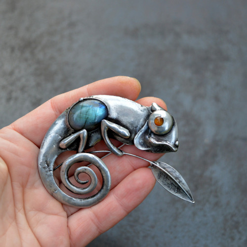 Chameleon jako brož — foto 3
