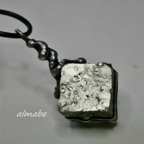 Krychlička ...(krystalový zlatý pyrit) — foto 2