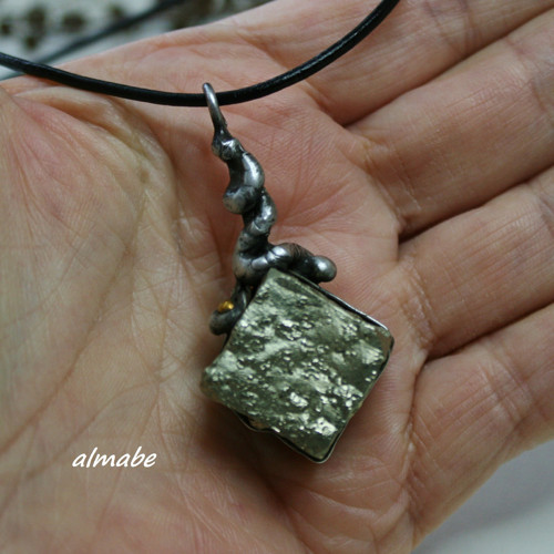 Krychlička ...(krystalový zlatý pyrit) — foto 3