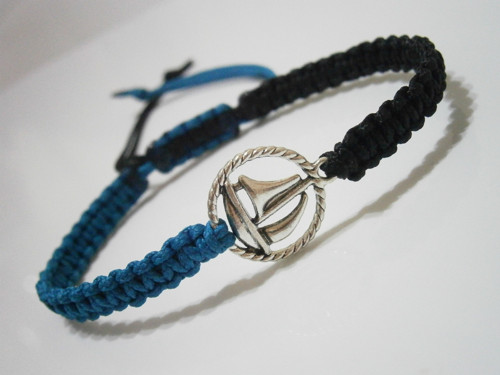 Dvoubarevný náramek s lodičkou (macramé) — foto 2