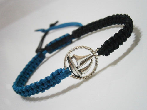Dvoubarevný náramek s lodičkou (macramé) — foto 3