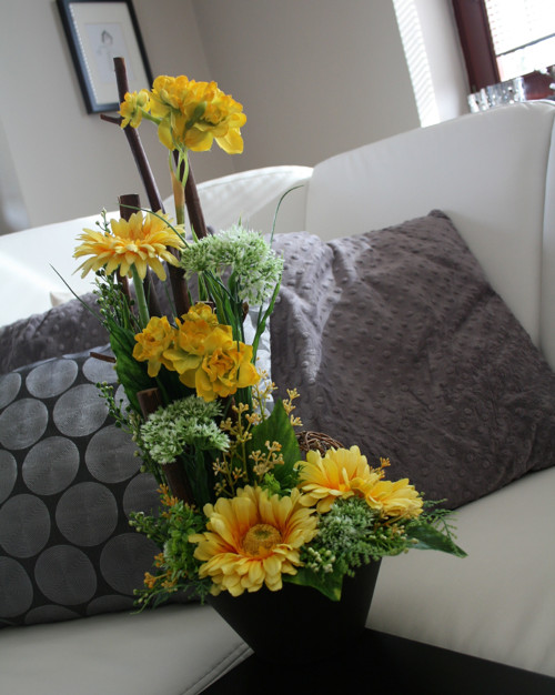 Ikebana s gerberami a narciskami — foto 3