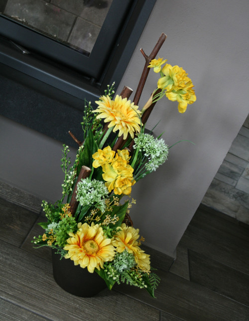 Ikebana s gerberami a narciskami — foto 4