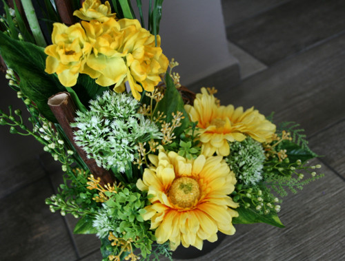 Ikebana s gerberami a narciskami — foto 5