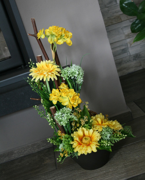 Ikebana s gerberami a narciskami — foto 6