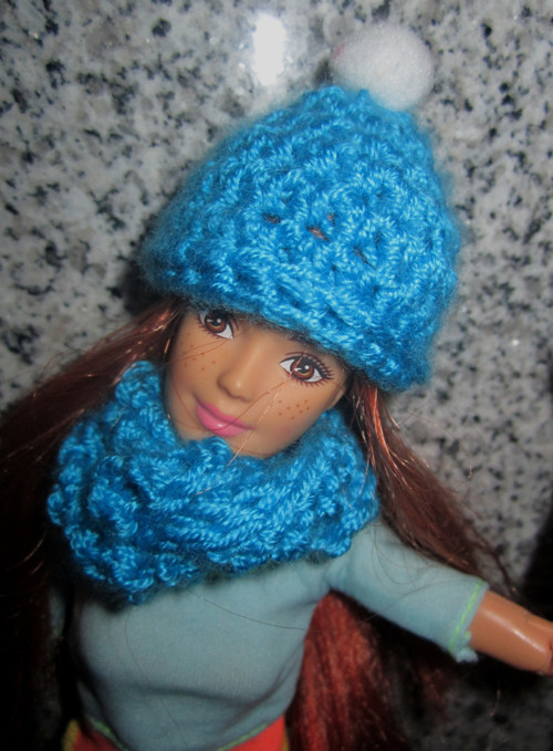 Nákrčník a kulich na barbie — foto 2