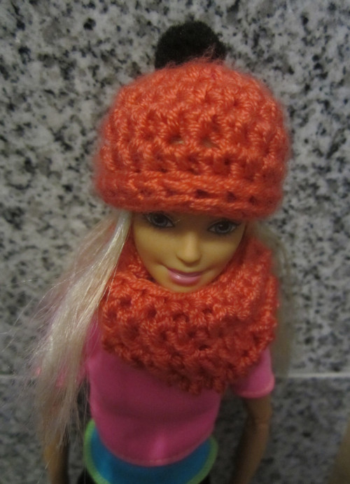 Nákrčník a kulich na barbie — foto 2