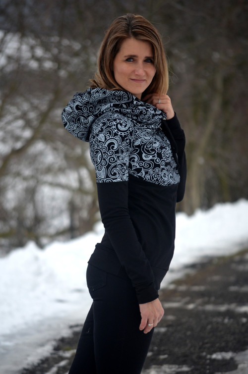 Černá mikina s ornamenty — foto 2