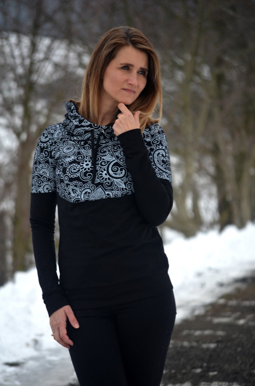 Černá mikina s ornamenty — foto 3