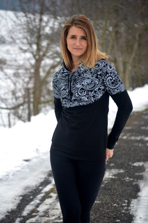 Černá mikina s ornamenty — foto 4