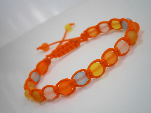 Oranžový neonový náramek (macramé) — foto 2