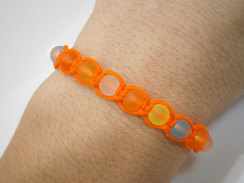 Oranžový neonový náramek (macramé) — foto 3