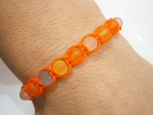 Oranžový neonový náramek (macramé) — foto 4