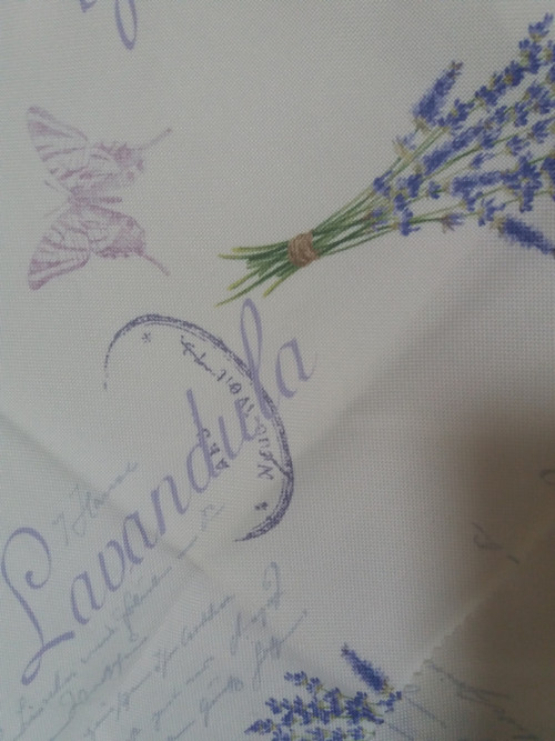 Bílá látka s levandulí a nápisy — foto 3
