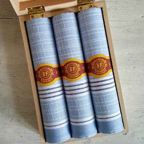 Pánské kapesníky s monogramem v krabičce — foto 2