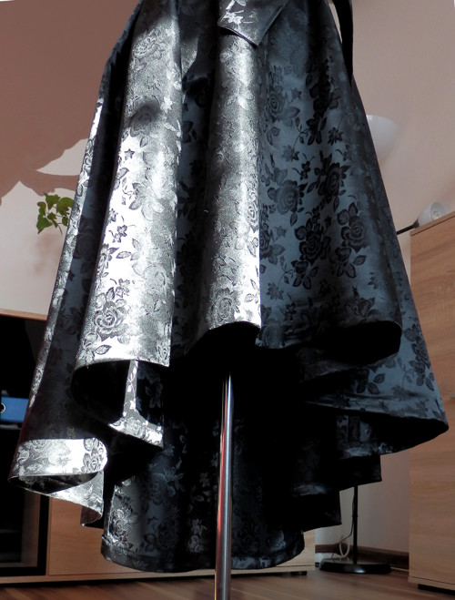 Brokátové plesové šaty — foto 5