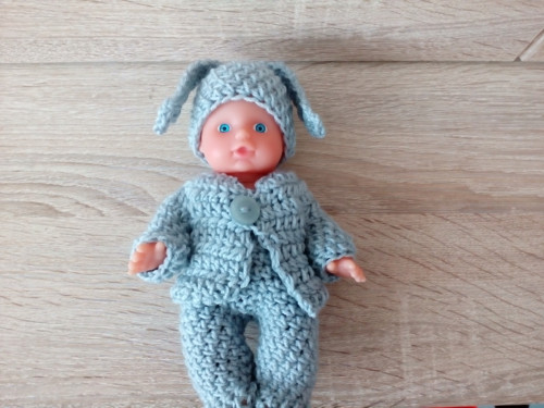 Háčkovaný komplet na panenku 17 cm — foto 3
