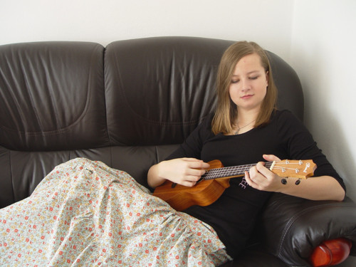 KVĚTY NA MODRÉ LOUCE - ukulele sukně — foto 3